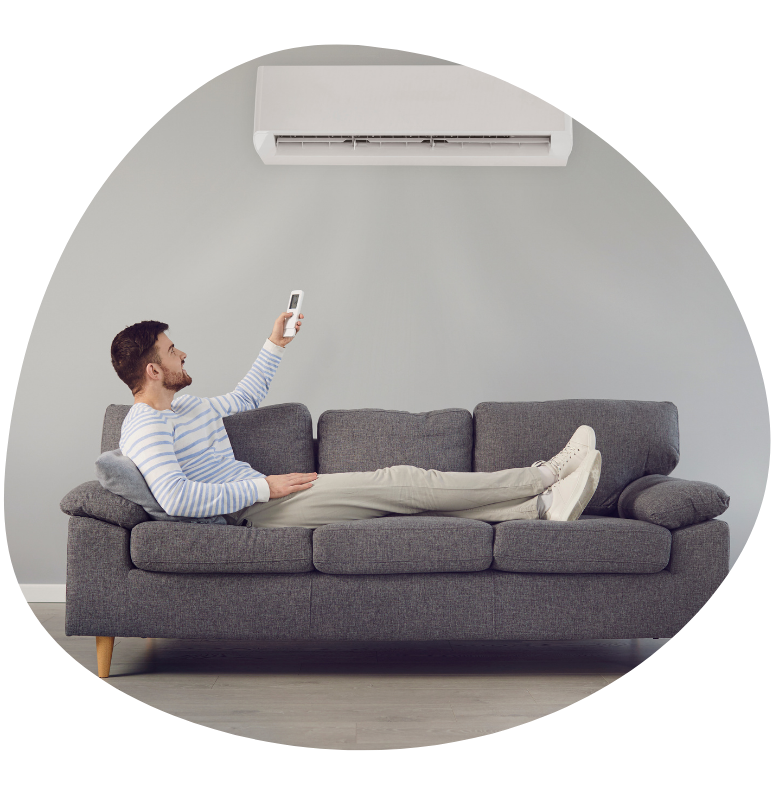 Cliente aproveitando o conforto do ar-condicionado instalado em Belo Horizonte